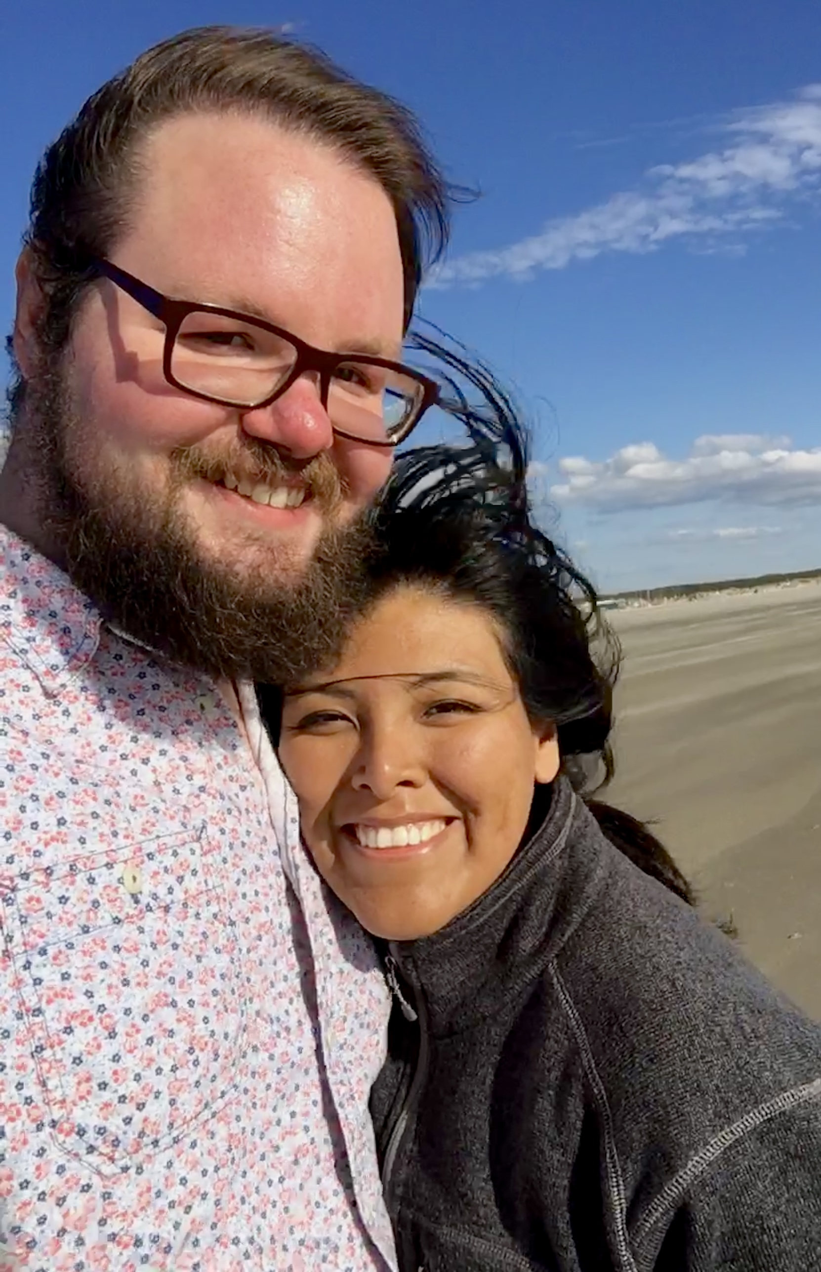 nathan and lizzi in Holland with a lot of wind
